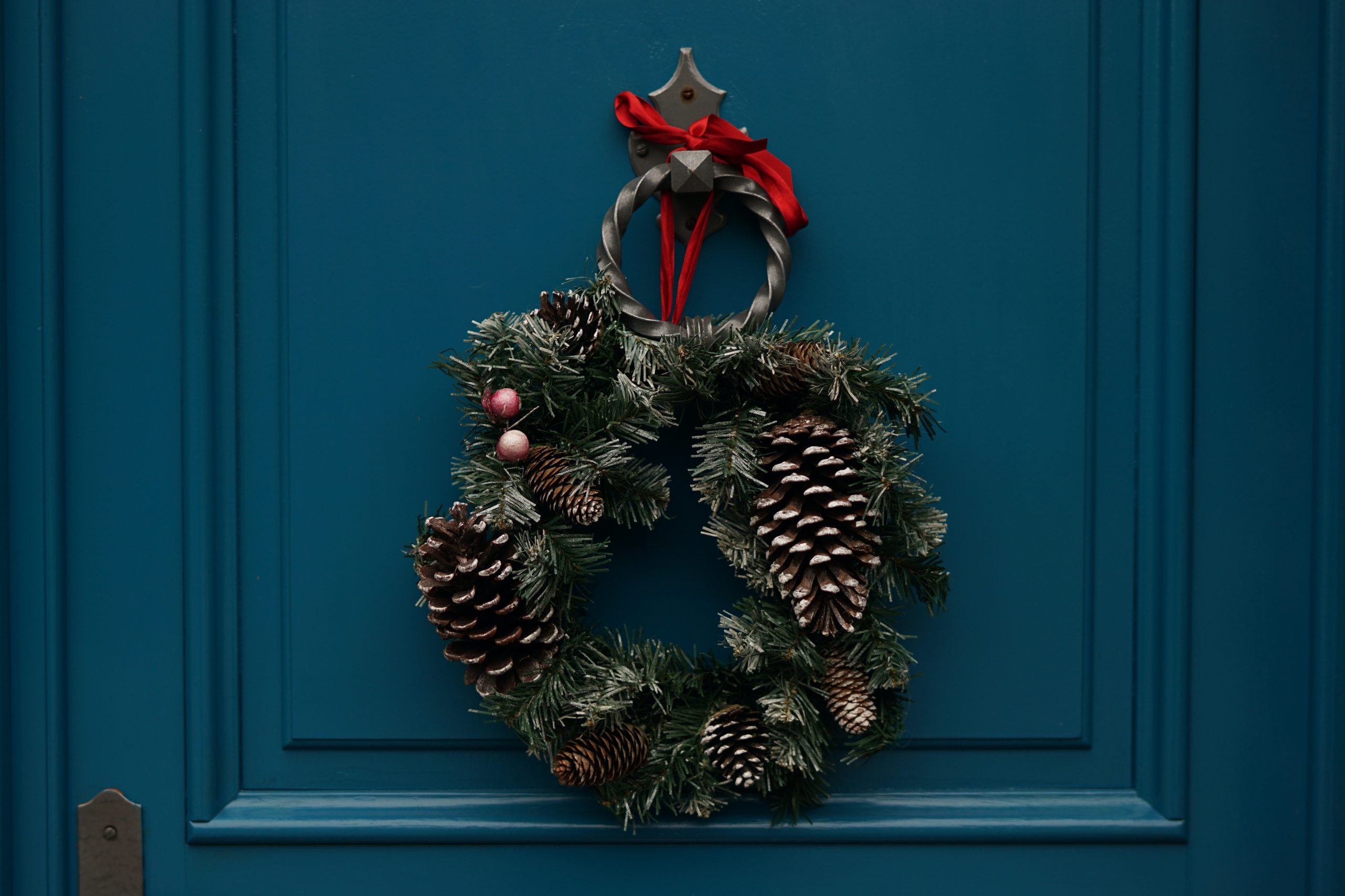 christmas wreath door erwan-hesry-e9jV1ZyrOmg-unsplash